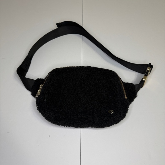 Lululemon Handbags - Lululemon Everywhere Fleece Belt Bag Black Gold Zipper Sherpa Crossbody